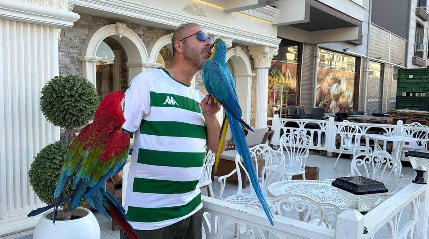 Onları g&ouml;renler d&ouml;n&uuml;p bir daha bakıyor