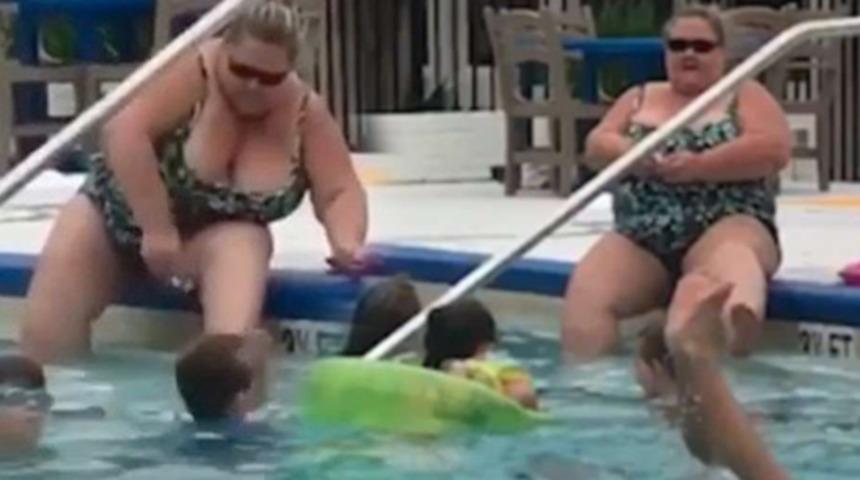 Otel havuzundaki uygunsuz g&ouml;r&uuml;nt&uuml; tepki topladı! Kimseye aldırmadan bacaklarını tıraş etti