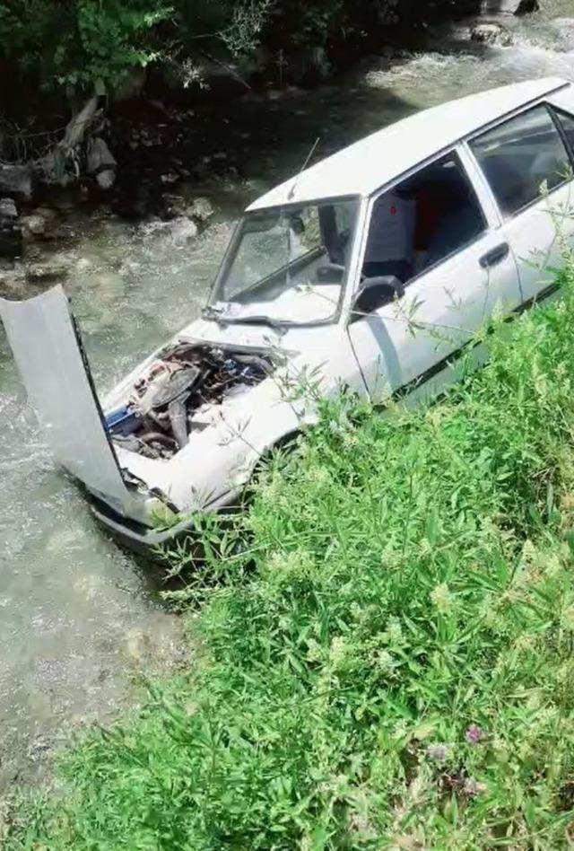 Direksiyon hakimiyeti kaybolan otomobil şarampole u&ccedil;tu 1