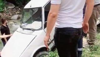 Direksiyon hakimiyeti kaybolan otomobil şarampole u&ccedil;tu