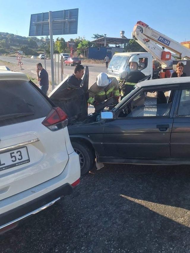 Altın&ouml;z&uuml;&rsquo;nde trafik kazası:2 yaralı 2