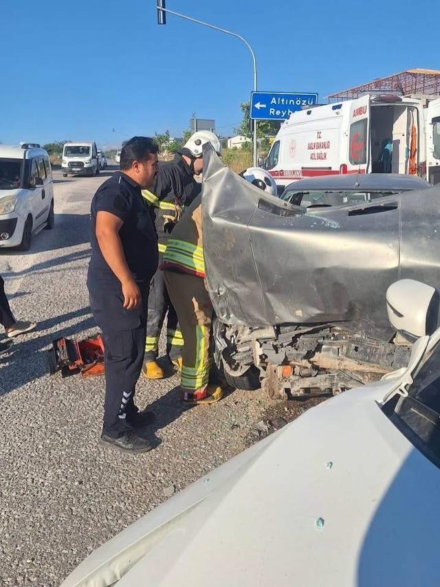 Altın&ouml;z&uuml;&rsquo;nde trafik kazası:2 yaralı 1