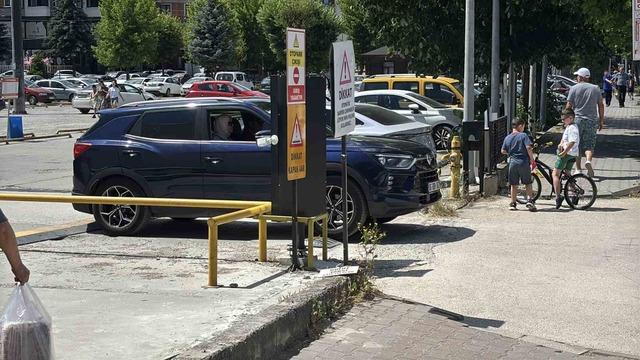 Bolu&rsquo;da onlarca s&uuml;r&uuml;c&uuml; &lsquo;alışkanlık&rsquo; kurbanı oldu: 20&rsquo;ye yakın aracın lastiği patladı 4