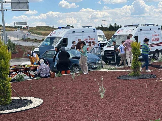 &Ccedil;orum&rsquo;da hafif ticari ara&ccedil; ile otomobil &ccedil;arpıştı: 2&rsquo;si ağır 5 yaralı 4
