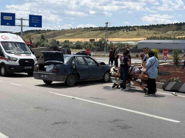 &Ccedil;orum&rsquo;da hafif ticari ara&ccedil; ile otomobil &ccedil;arpıştı: 2&rsquo;si ağır 5 yaralı 3
