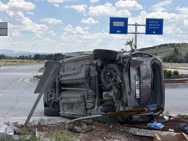 &Ccedil;orum&rsquo;da hafif ticari ara&ccedil; ile otomobil &ccedil;arpıştı: 2&rsquo;si ağır 5 yaralı 1