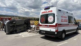 &Ccedil;orum&rsquo;da hafif ticari ara&ccedil; ile otomobil &ccedil;arpıştı: 2&rsquo;si ağır 5 yaralı