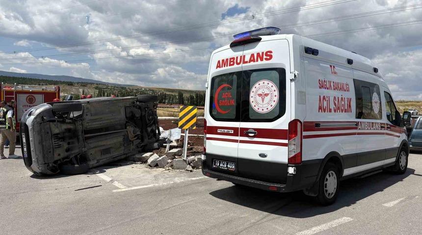 &Ccedil;orum&rsquo;da hafif ticari ara&ccedil; ile otomobil &ccedil;arpıştı: 2&rsquo;si ağır 5 yaralı