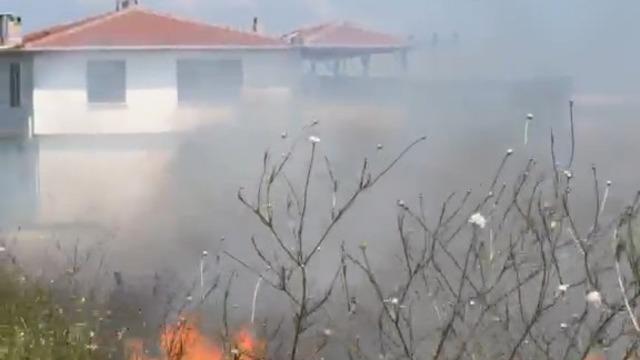 Buğday tarlasında çıkan yangın evlere sıçramadan kontrol altına alındı