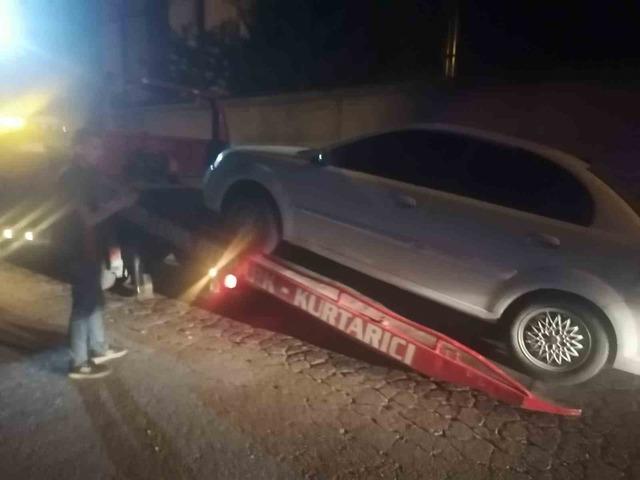 Karakol yoluna park edilen ara&ccedil;lar &ccedil;ekiciyle kaldırıldı 1