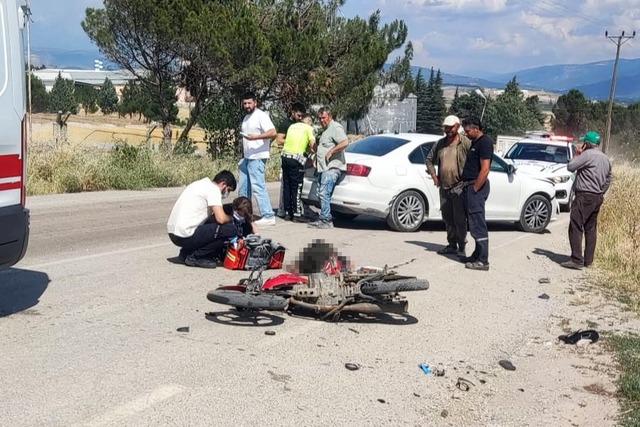 Amasya&rsquo;da otomobille &ccedil;arpışan motosikletli hayatını kaybetti 1