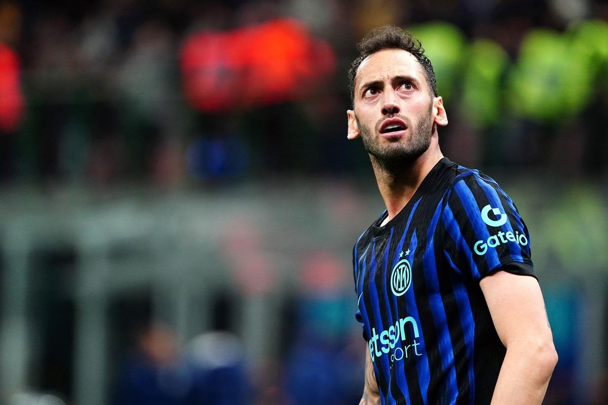 Inter den Hakan &Ccedil;alhanoğlu i&ccedil;in s&uuml;rpriz karar! 2