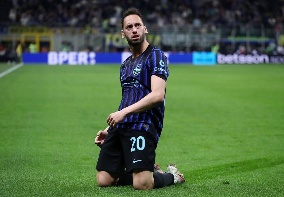 Inter den Hakan &Ccedil;alhanoğlu i&ccedil;in s&uuml;rpriz karar! 4
