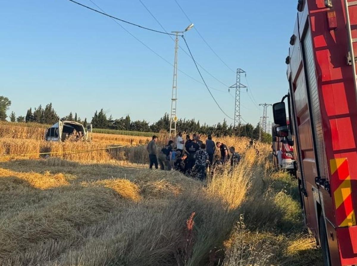 Silivri de yolcu minib&uuml;s&uuml; devrildi: 2 kişi &ouml;ld&uuml;, 10 kişi yaralandı 1