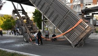 Tırın dorsesi &uuml;st ge&ccedil;ide takıldı