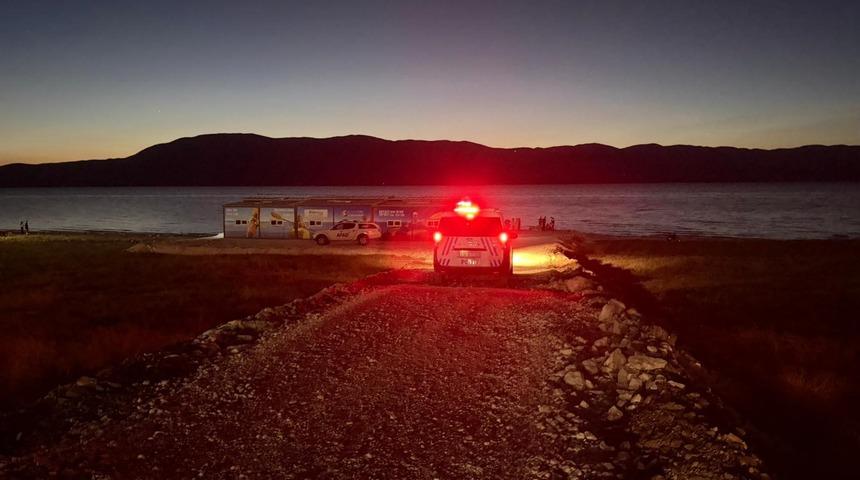 Kanoyla a&ccedil;ıldıkları Burdur G&ouml;l&uuml;'nde kaybolan 2 kişi, sağ olarak bulundu