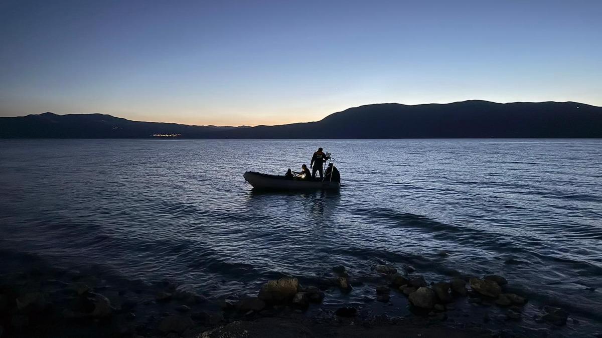 Kanoyla a&ccedil;ıldıkları Burdur G&ouml;l&uuml; nde kaybolan 2 kişi, sağ olarak bulundu 3