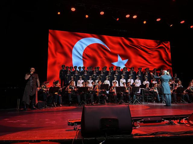 Rus Kızılordu Korosu ve Hayko Cepkin aynı sahnede buluştu