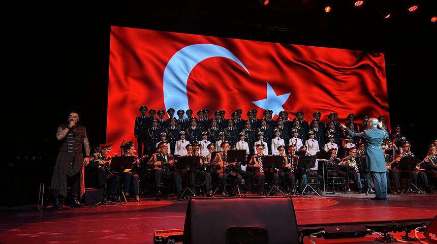 Rus Kızılordu Korosu ve Hayko Cepkin aynı sahnede buluştu