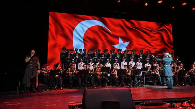 Rus Kızılordu Korosu ve Hayko Cepkin aynı sahnede buluştu