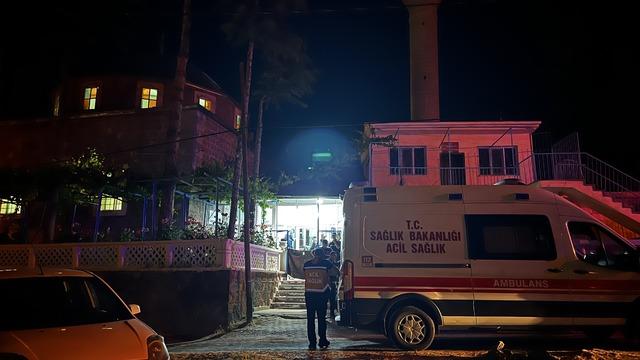 Camide bıçak çekip 2 kişiyi öldürdü! Yatsı öncesi korkunç olay