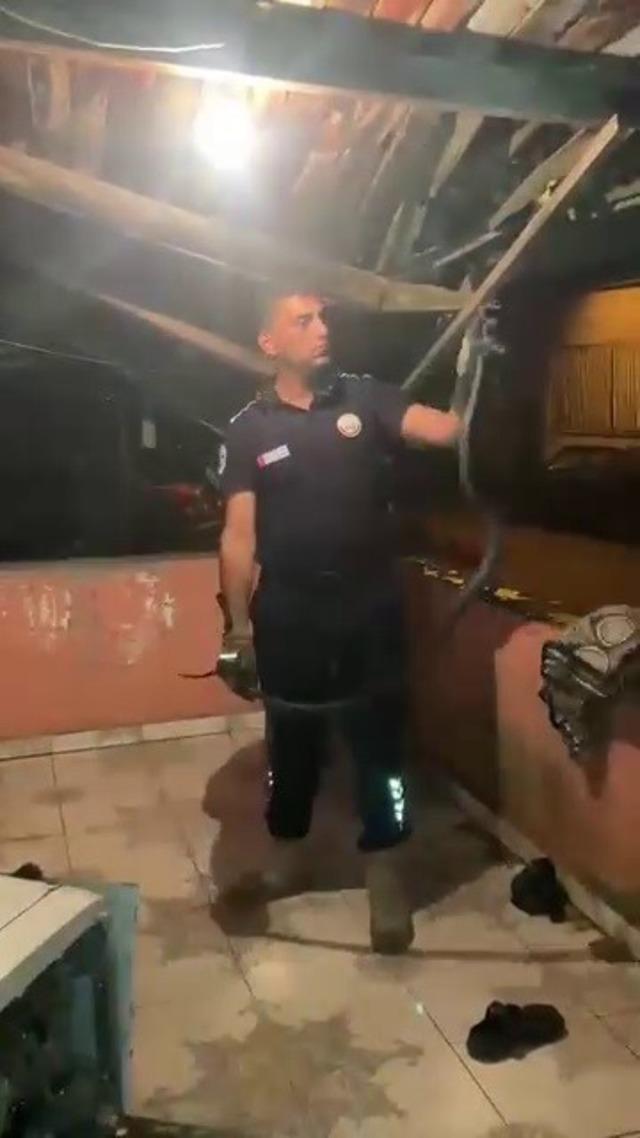 Bulaşık makinesine giren 2 metrelik karayılanı itfaiye &ccedil;ıkardı 3