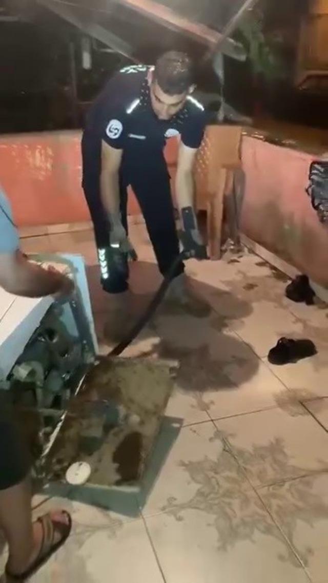 Bulaşık makinesine giren 2 metrelik karayılanı itfaiye &ccedil;ıkardı 1