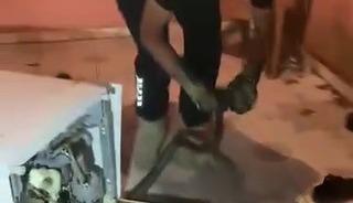 Bulaşık makinesine giren 2 metrelik karayılanı itfaiye &ccedil;ıkardı