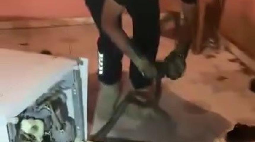 Bulaşık makinesine giren 2 metrelik karayılanı itfaiye &ccedil;ıkardı