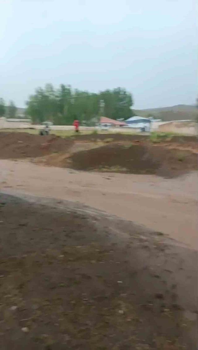 Saray il&ccedil;esinde sağanak yağış sele neden oldu 2