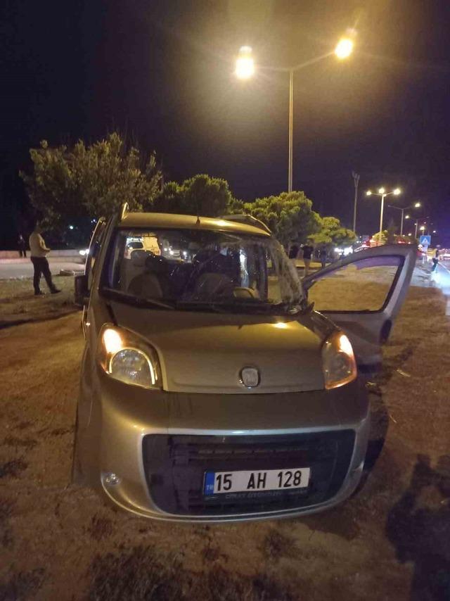 Yolcu otob&uuml;s&uuml; ile hafif ticari ara&ccedil; &ccedil;arpıştı: 3 yaralı 4