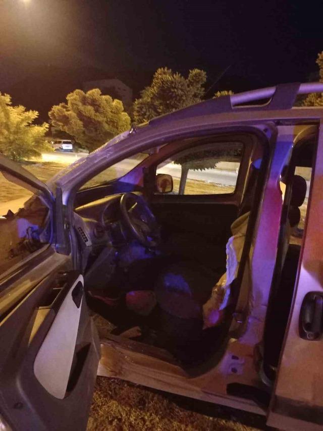 Yolcu otob&uuml;s&uuml; ile hafif ticari ara&ccedil; &ccedil;arpıştı: 3 yaralı 3