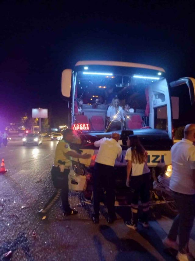 Yolcu otob&uuml;s&uuml; ile hafif ticari ara&ccedil; &ccedil;arpıştı: 3 yaralı 2