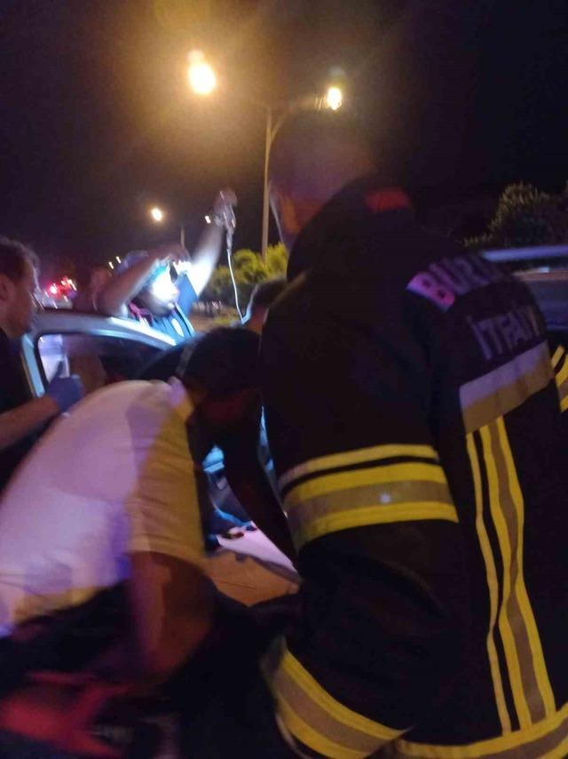 Yolcu otob&uuml;s&uuml; ile hafif ticari ara&ccedil; &ccedil;arpıştı: 3 yaralı 1
