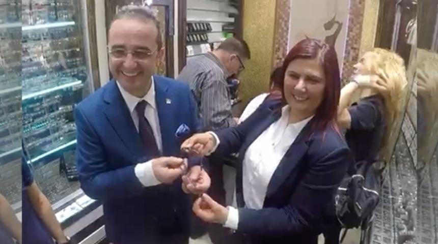 Tespih hediye edilen Bülent Tezcan'ın sorusu sosyal medyayı salladı