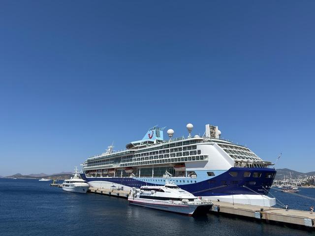 Dev kruvaziyer Bodrum&rsquo;da: Binlerce turist akın etti