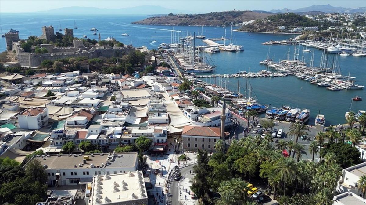 Dev kruvaziyer Bodrum&rsquo;da: Binlerce turist akın etti 1