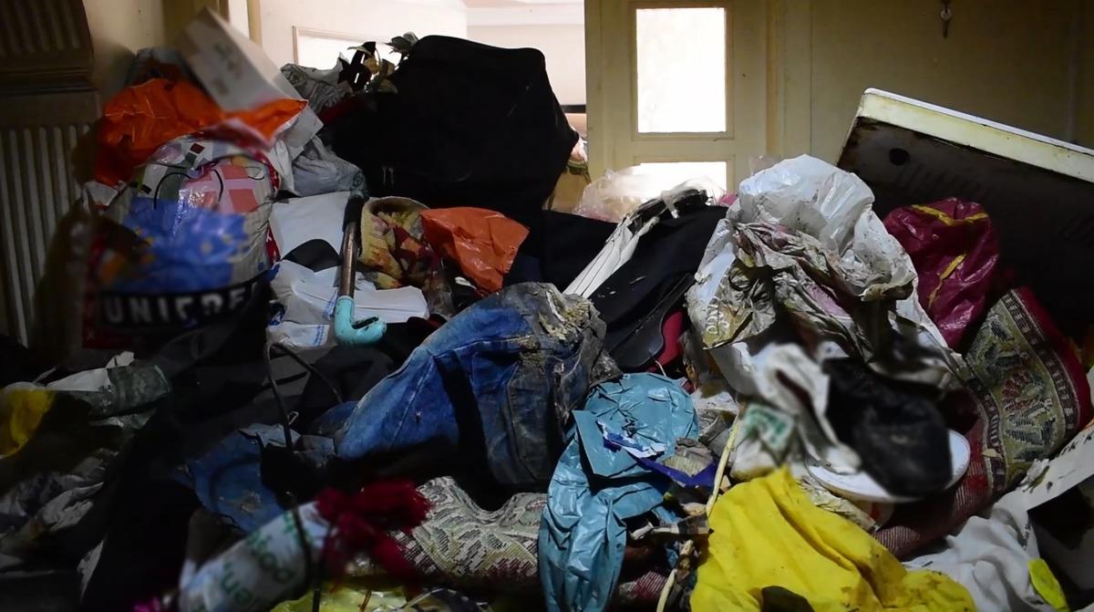 Yaşadığı  &ccedil;&ouml;p ev de mahsur kaldı! Yığın 1 metreyi bulmuş 1