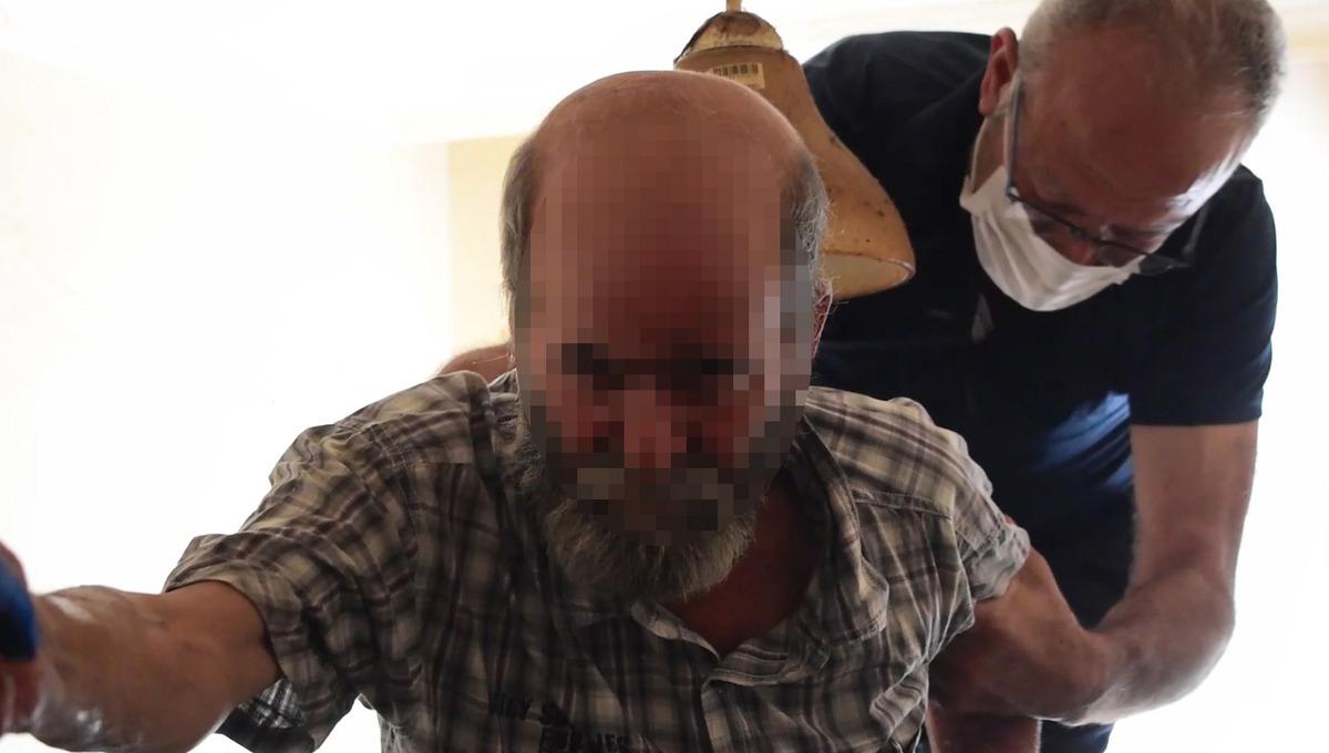Yaşadığı  &ccedil;&ouml;p ev de mahsur kaldı! Yığın 1 metreyi bulmuş 5