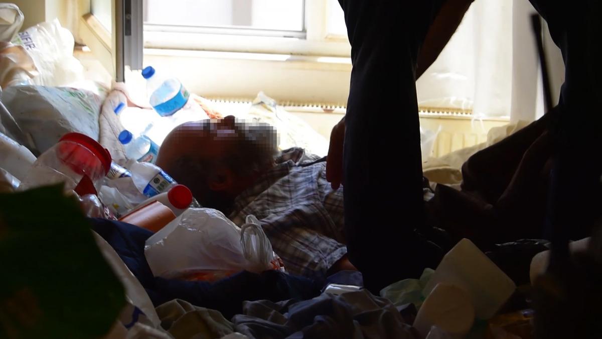 Yaşadığı  &ccedil;&ouml;p ev de mahsur kaldı! Yığın 1 metreyi bulmuş 4