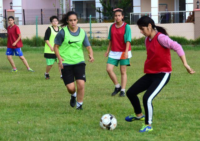 Erken evliliğe karşı kız futbol takımı kurdu