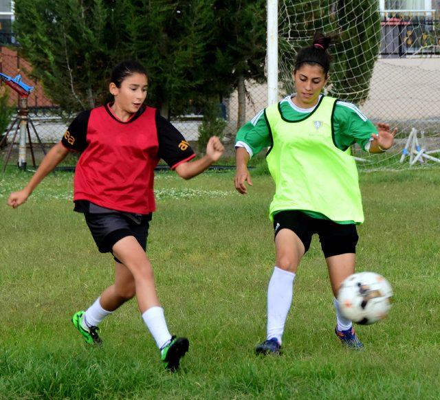 Erken evliliğe karşı kız futbol takımı kurdu