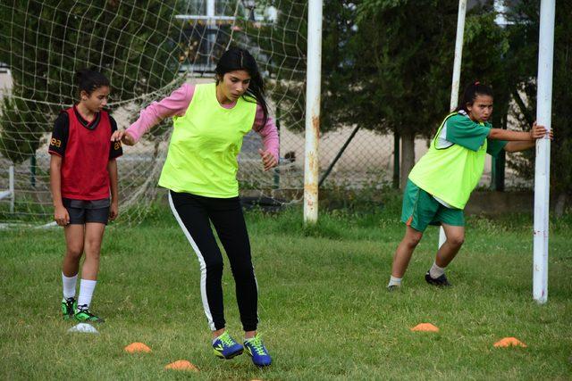 Erken evliliğe karşı kız futbol takımı kurdu