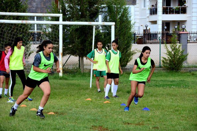 Erken evliliğe karşı kız futbol takımı kurdu