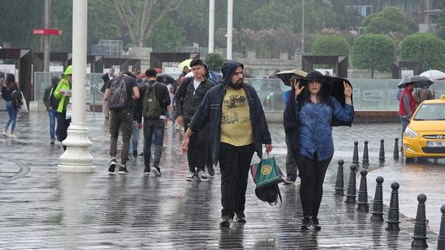 Taksim'de yağmura yakalananların zor anları