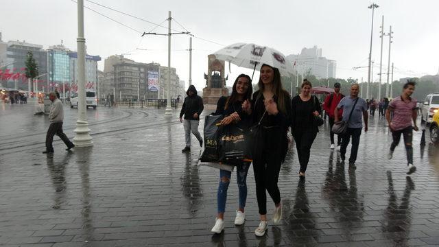Taksim'de yağmura yakalananların zor anları