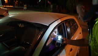 Alkoll&uuml; s&uuml;r&uuml;c&uuml;ye ceza: Ehliyetine el kondu