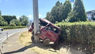 Kocaeli'de panelvan y&ouml;n tabelasına &ccedil;arptı: 1 &ouml;l&uuml;, 2 yaralı