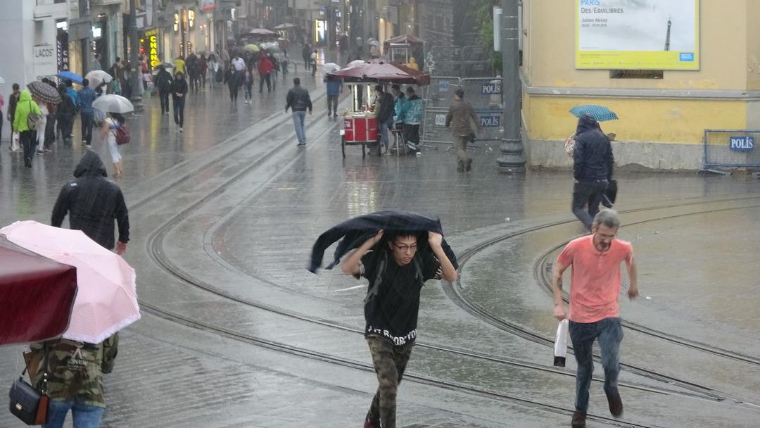 Meteoroloji uyarmıştı! İstanbul'u sağanak vurdu!