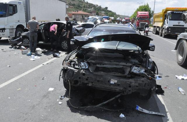 Ankara'da zincirleme kaza: 3'ü polis 4 yaralı 